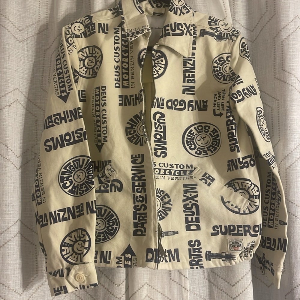 NWT Deus Ex Machina Men’s M Cream/Black Jacket Zip Close Denim Text Pattern Logo